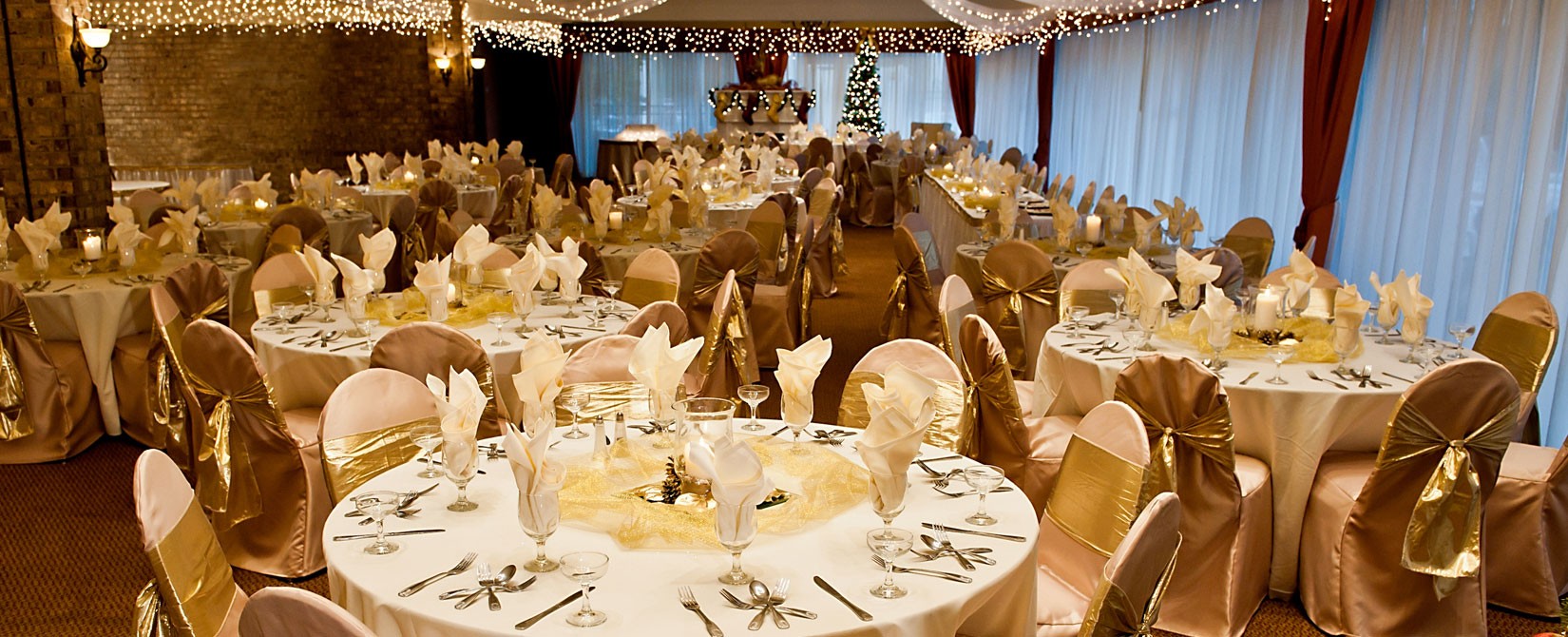 gold and white wedding place settings and decorations at Caravelle Resort