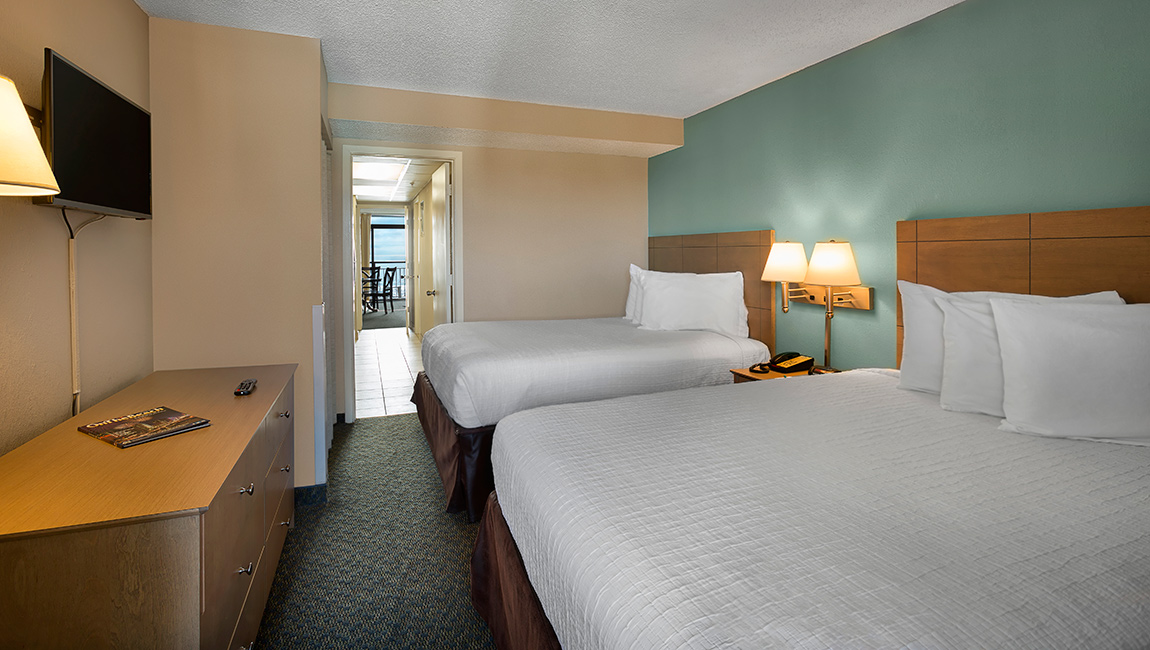 Landmark-Resort-Deluxe-Oceanfront-Suite-Bedroom-web